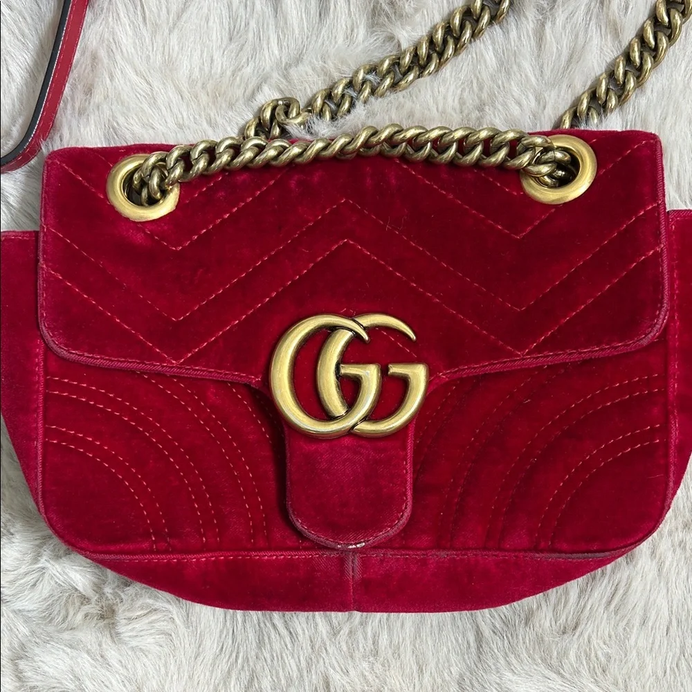 Gucci Red Velvet Shoulder Bag with Gold Chain - Picture 5 of 16